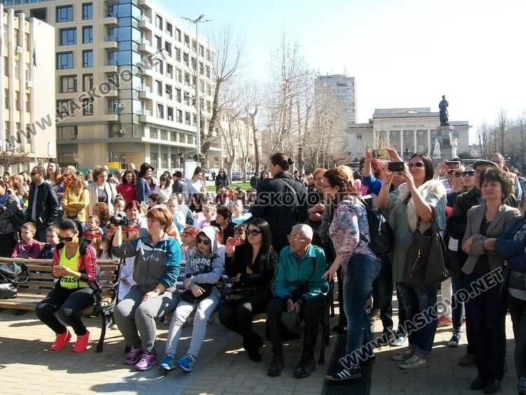 Децата на Хасково украсиха и огласиха центъра на града в пролетен концерт