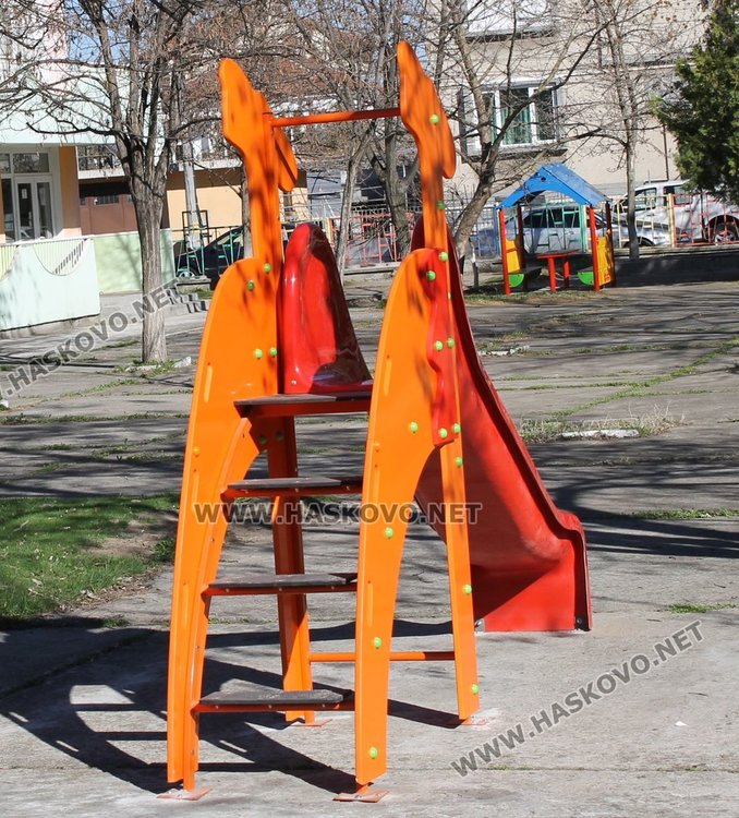 Слагат нови люлки в дворовете на шест димитровградски градини