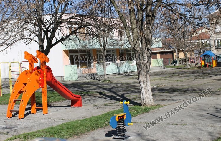 Поетапно с нови детски съоръжения се обновяват дворовете на шест детски градини в Димитровград