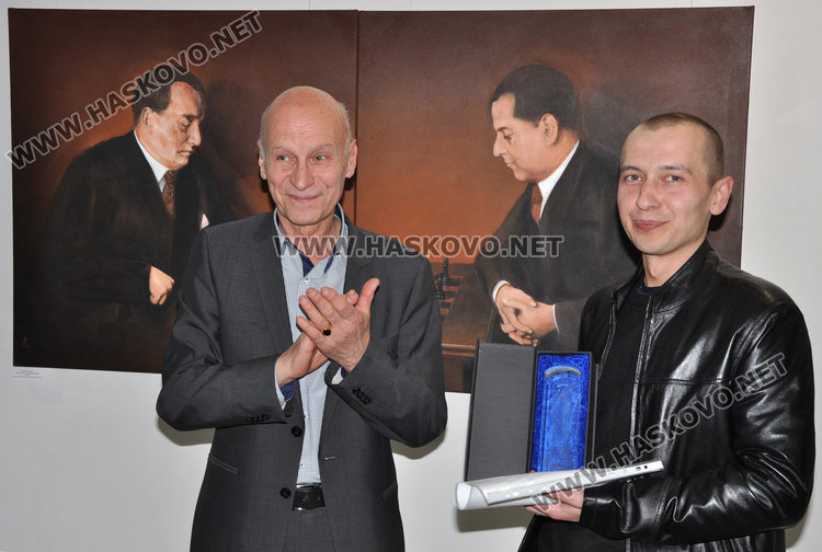 РОман Гуманюк получи от кмета на ХАсково Добри Беливанов Богородицата-символ на града при откриването на изложбата