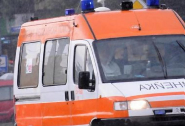 Болен мъж бе изхвърлен от линейка на път край София