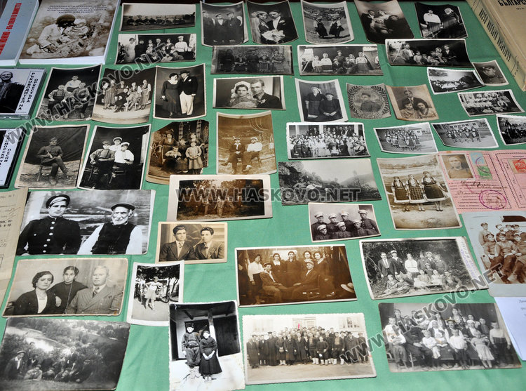 Тракийци подредиха изложба спомени за своите младини и предци