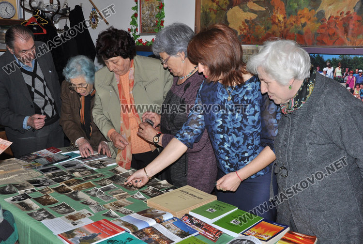 Тракийци подредиха изложба спомени за своите младини и предци