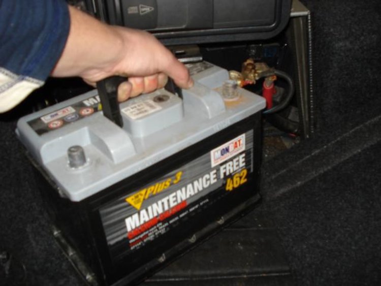 Задигнаха акумулатори, издирват апаша