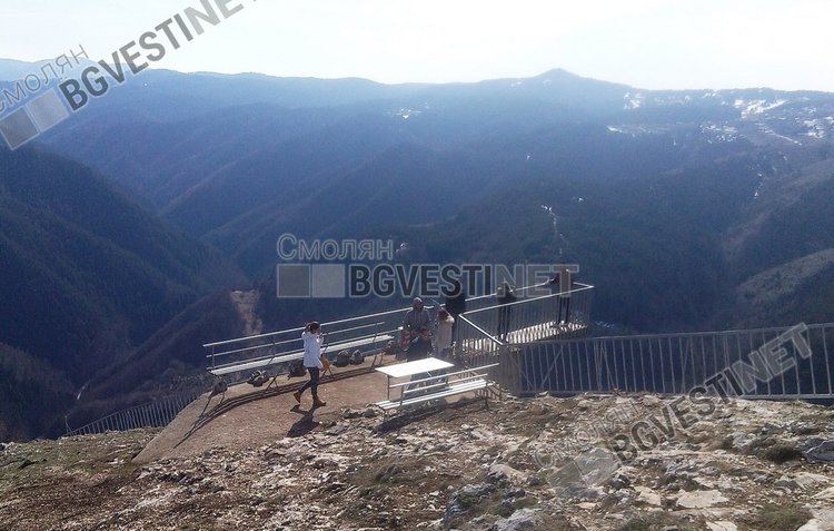 Туристите не пропускат да надникнат зад парапета, а отдолу на повече от 600 метра е Буйновското ждрело