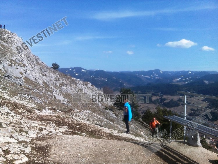 Освен с джип до площадката може да се стигне и пеша