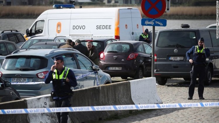 Кола опита да кара в тълпата на търговска улица в Антверпен (видео)