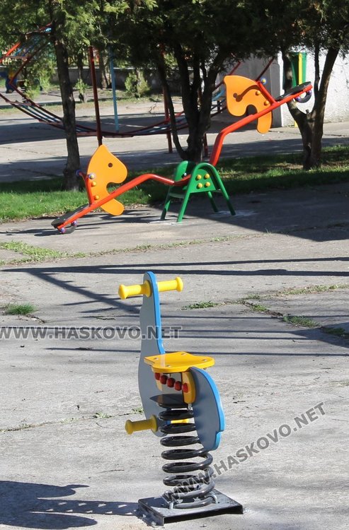 Слагат нови люлки в дворовете на шест димитровградски градини