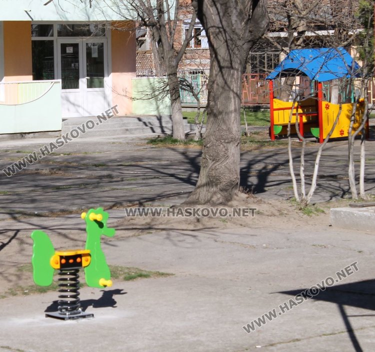 Слагат нови люлки в дворовете на шест димитровградски градини