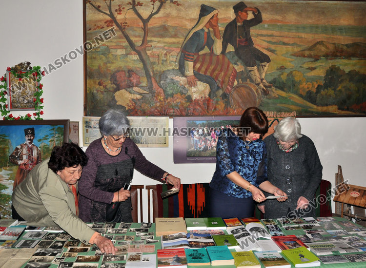 Тракийци подредиха изложба спомени за своите младини и предци