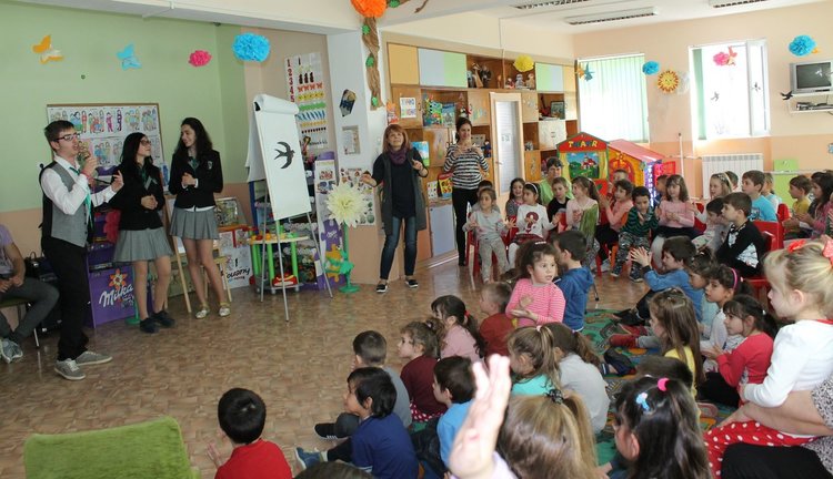 Възпитаници на ПЕГ "Д-р Иван Богоров" избраха да посрещнат първа пролет с децата от градина №1