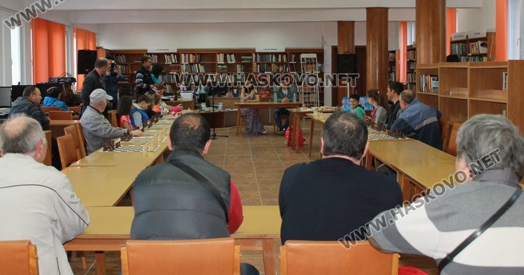 Национални състезатели играха шах с димитровградски деца