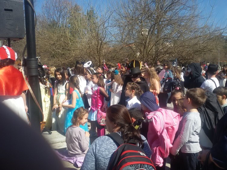 Пролетен карнавал се вихри в Кърджали,четвъртокласници пеят и танцуват на воля