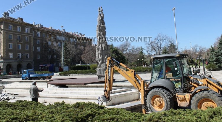Подхванаха и ремонта на шадравана на площад "Поезия"