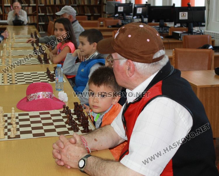 Национални състезатели играха шах с димитровградски деца