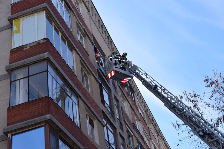  Огнеборци реагираха светкавично на сигнал за падаща мазилка,спасиха живущи в Рилите