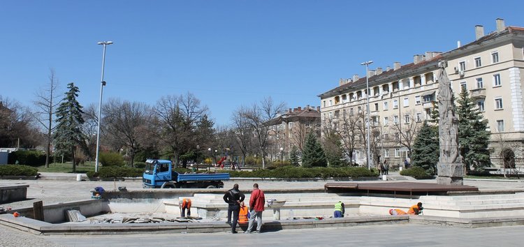 Подхванаха и ремонта на шадравана на площад "Поезия"