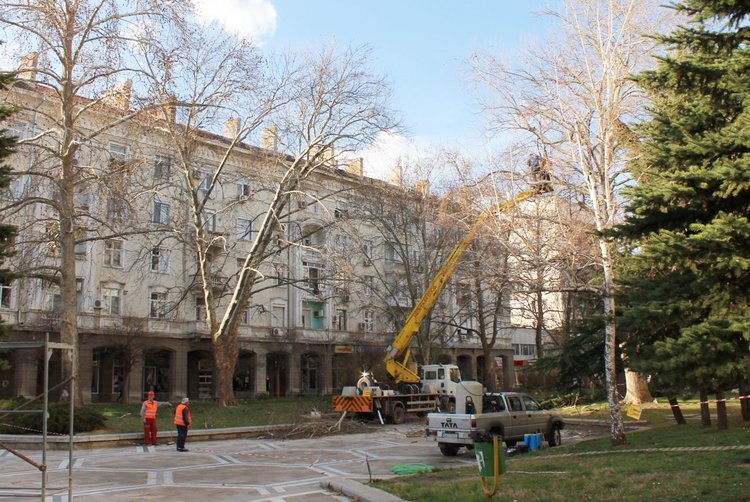 Подхванаха и ремонта на шадравана на площад "Поезия"