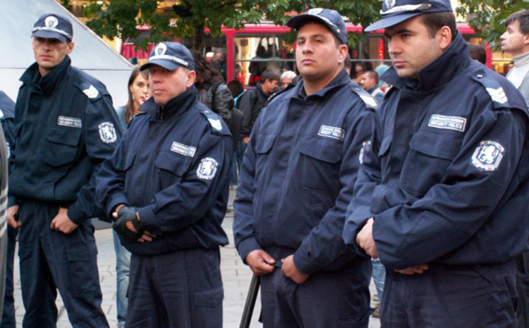 Полицията на крак, охраняват изборите