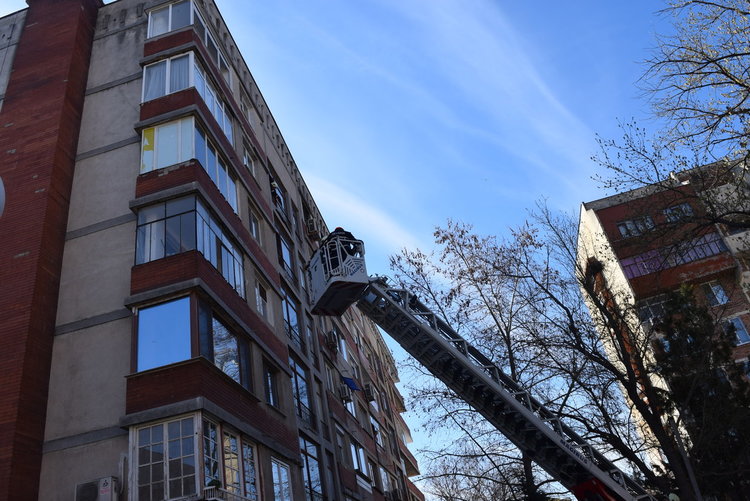  Огнеборци реагираха светкавично на сигнал за падаща мазилка,спасиха живущи в Рилите