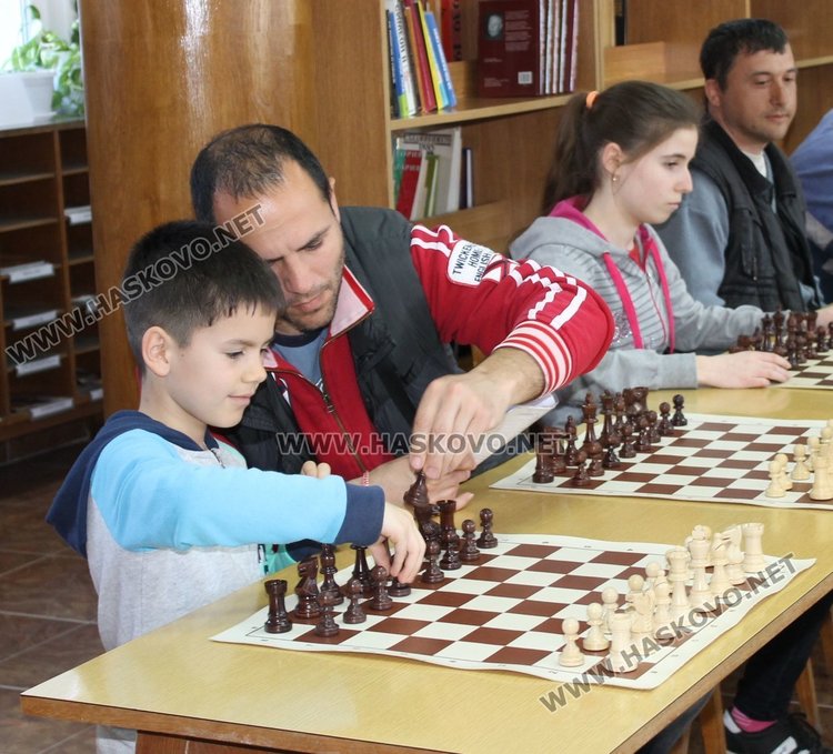 Национални състезатели играха шах с димитровградски деца