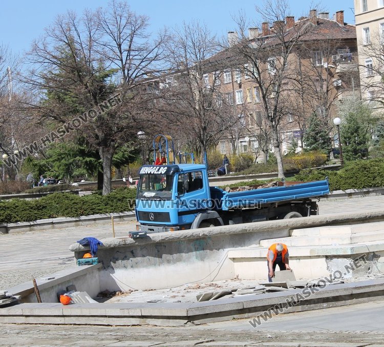 С премахване на облицовката от днес започна ремонта на шадравана на площад "Поезия" 