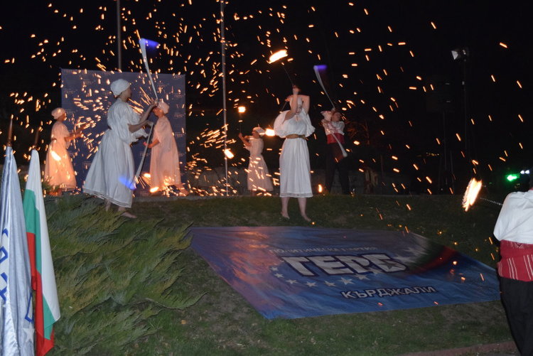 С огнено шоу и огнено слово ГЕРБ закри предизборната си кампания в Кърджали