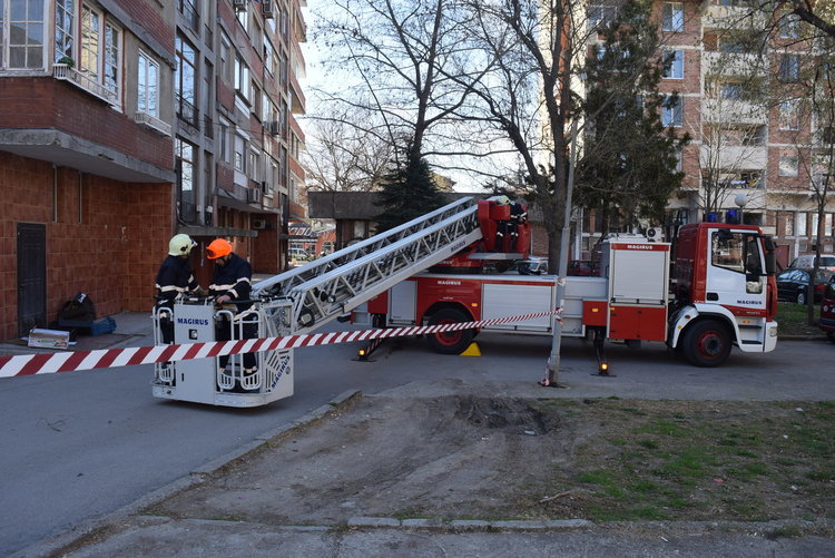  Огнеборци реагираха светкавично на сигнал за падаща мазилка,спасиха живущи в Рилите