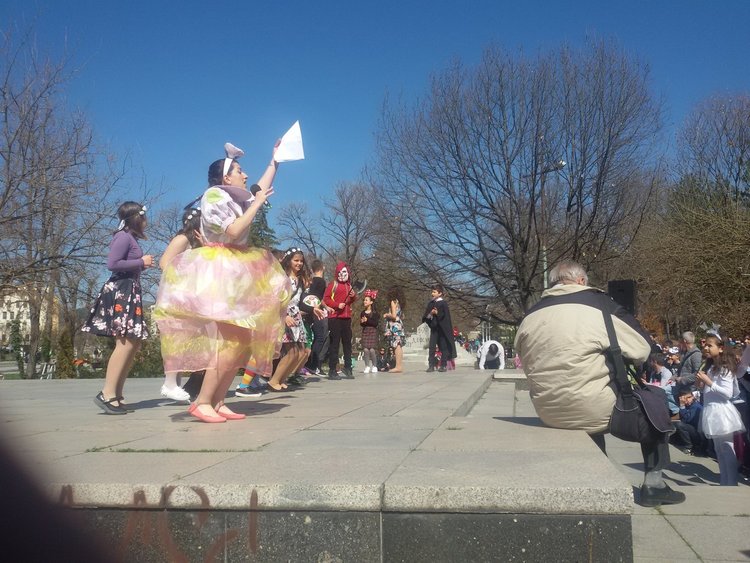Пролетен карнавал се вихри в Кърджали,четвъртокласници пеят и танцуват на воля