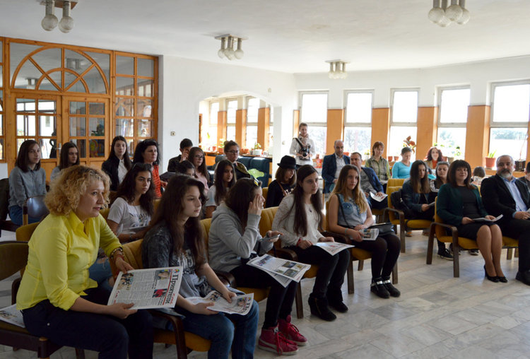 Млади журналисти представиха новия вестник „Приятели плюс”