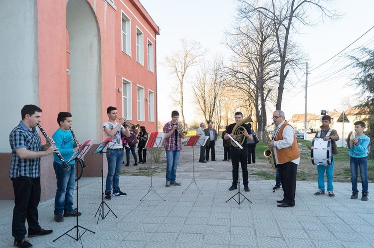 С духова музика, концерт и коктейл отбелязаха празника на училището в Дебър
