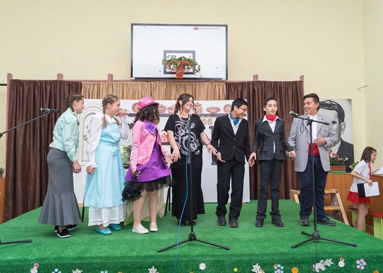 С духова музика, концерт и коктейл отбелязаха празника на училището в Дебър