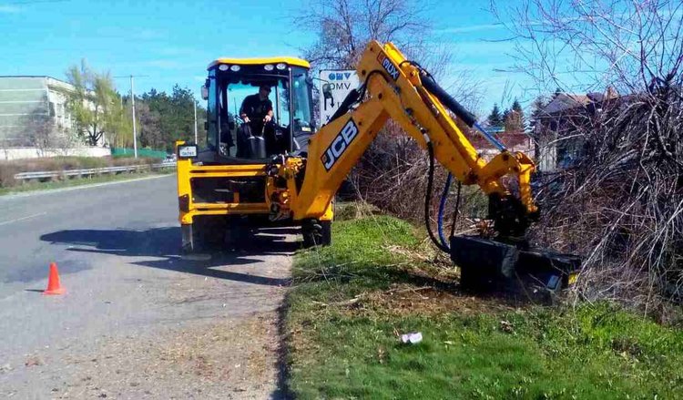Започна подрязване на храсти и освежаване на маркировката