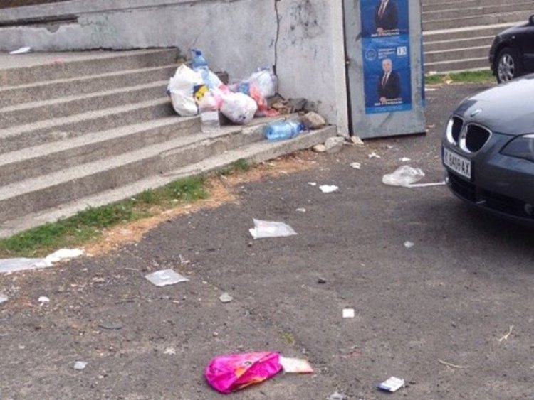 Политическа партия с предписание да изчистят боклука от митинг