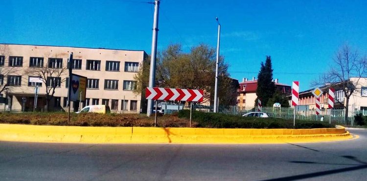 Започна подрязване на храсти и освежаване на маркировката