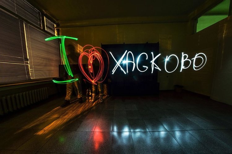 Фотографи рисуват със свещи в „Часът на Земята„ на пл. “Свобода“