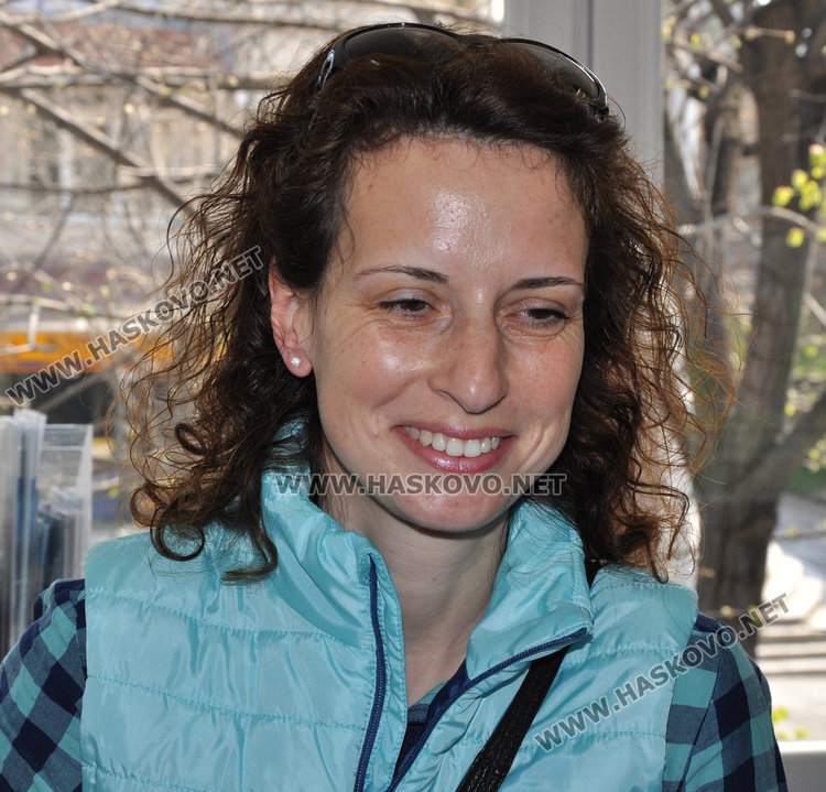 Майки и бебета на опашка за обеци на Благовец в Хасково