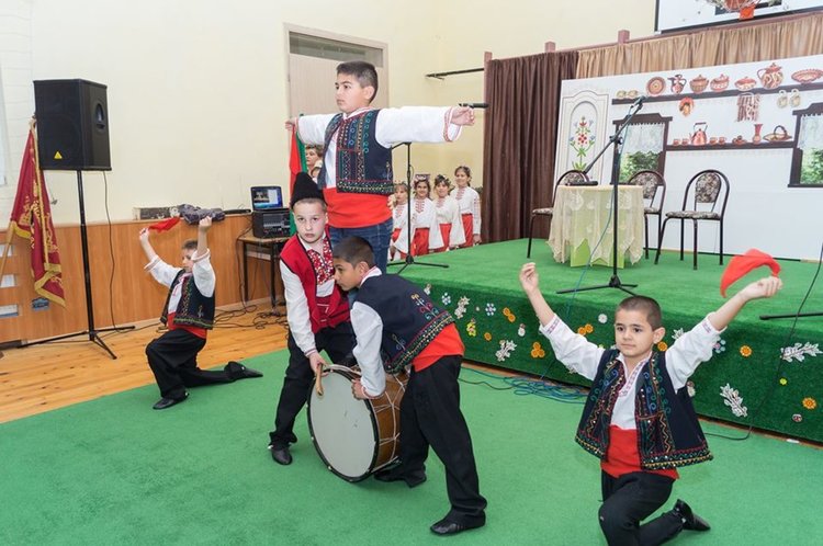 С духова музика, концерт и коктейл отбелязаха празника на училището в Дебър