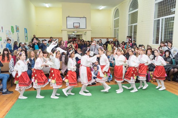 С духова музика, концерт и коктейл отбелязаха празника на училището в Дебър