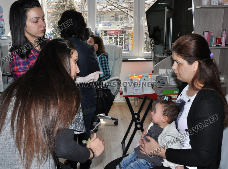 Майки и бебета на опашка за обеци на Благовец в Хасково