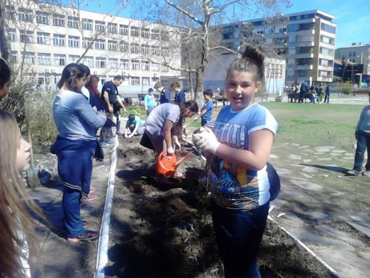 Деца засадиха рози в двора на ОУ „Св. Кл. Охридски“