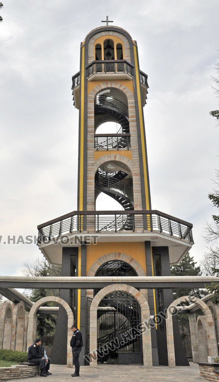 Почерпен мъж вилня на камбанарията, вдигна на крак полиция, пожарна и линейка