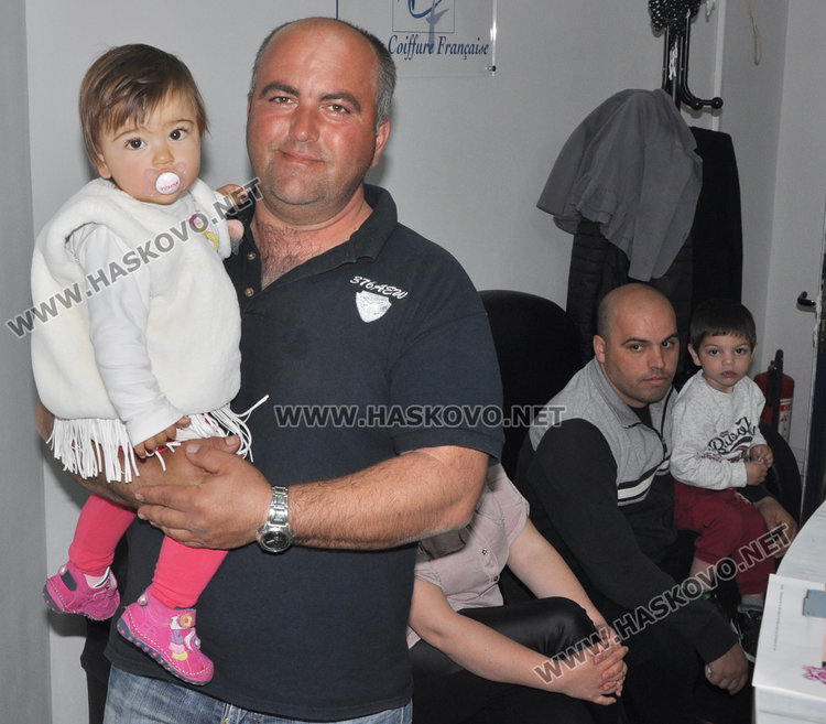 Майки и бебета на опашка за обеци на Благовец в Хасково