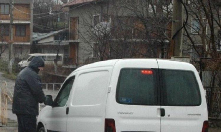 Агитационен микробус броди из село Суходол