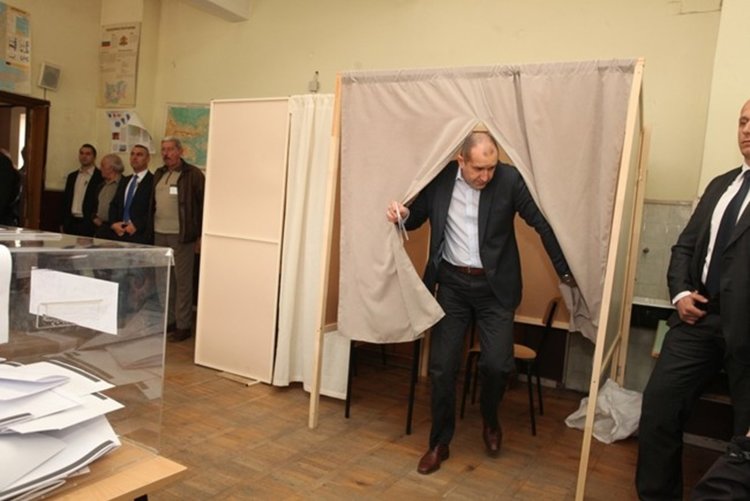 Радев гласува за модерна и просперираща България