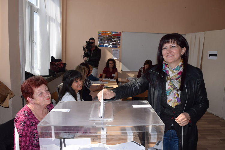    Водачи на листи гласуваха по часовник,кълняха се в България