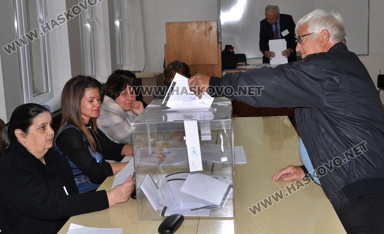 8,04 % избирателна активност в Хасково до 10 часа, 424 гласуват за първи път