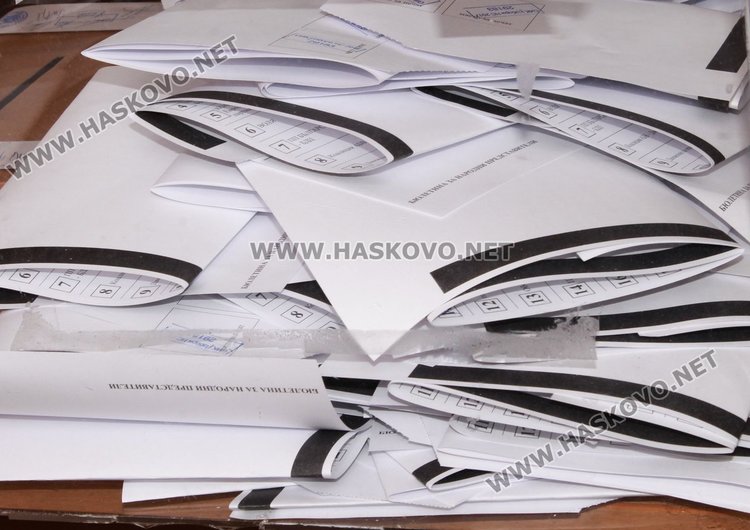 Проверяват сигнал за снимана бюлетина в село Черногорово