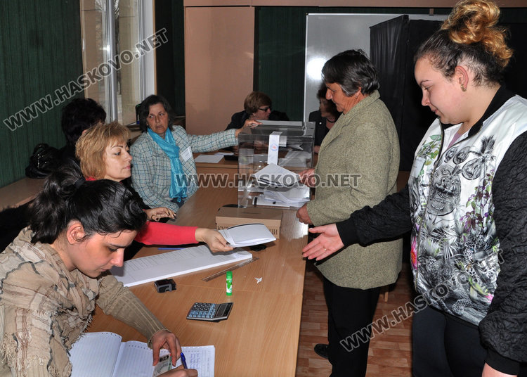 8,04 % избирателна активност в Хасково до 10 часа, 424 гласуват за първи път