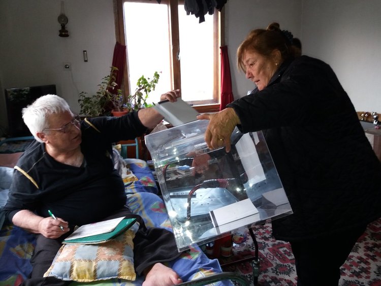 Изборният ден в Първомай започна нормално